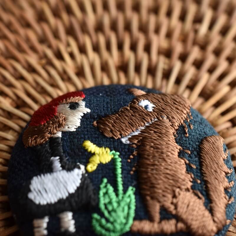赤頭巾ちゃんくるみボタン刺繍ブローチ/38