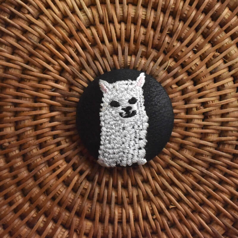 アルパカくるみボタン刺繍ブローチ/29