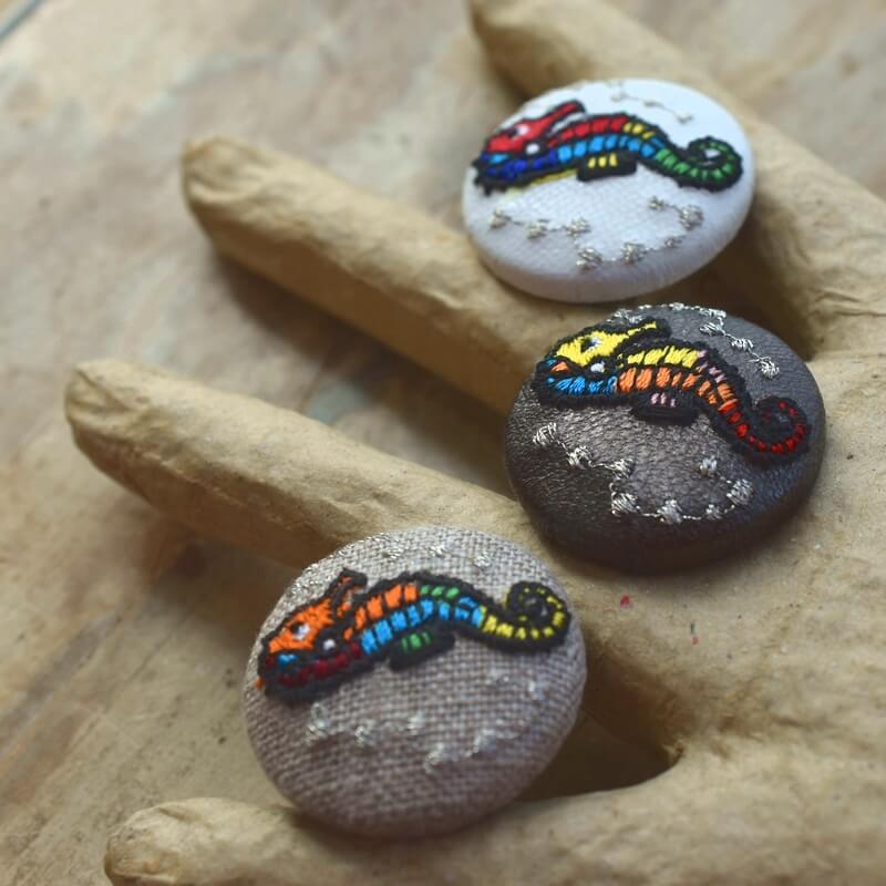 タツノオトシゴ水玉くるみボタン刺繍ブローチ/29