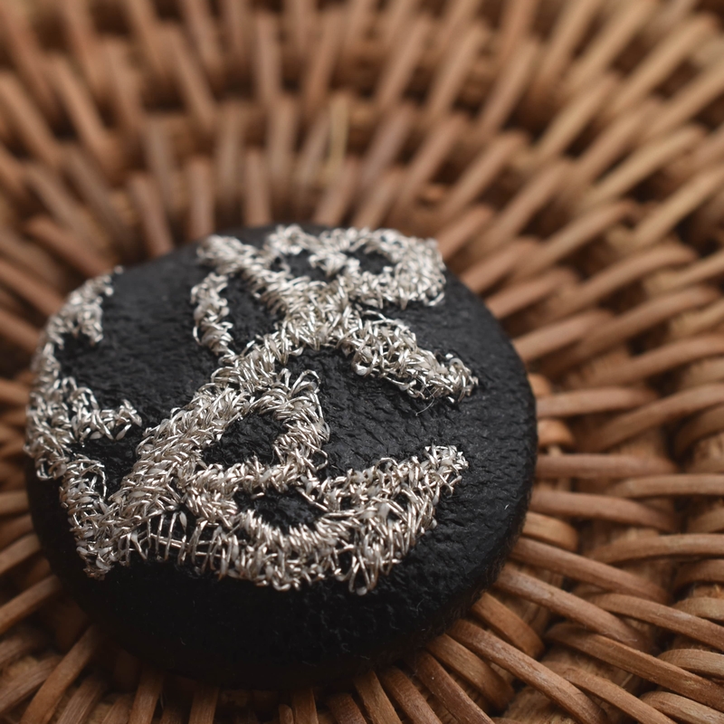 アンカー銀の碇･くるみボタン刺繍ブローチ/22