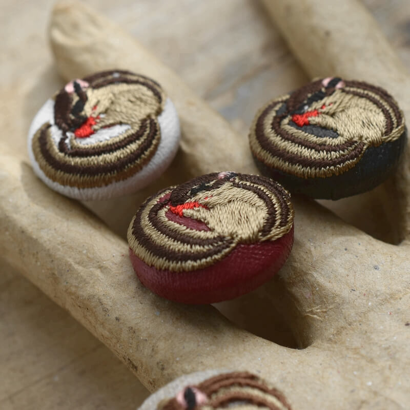 りすくるみボタン刺繍ブローチ/22