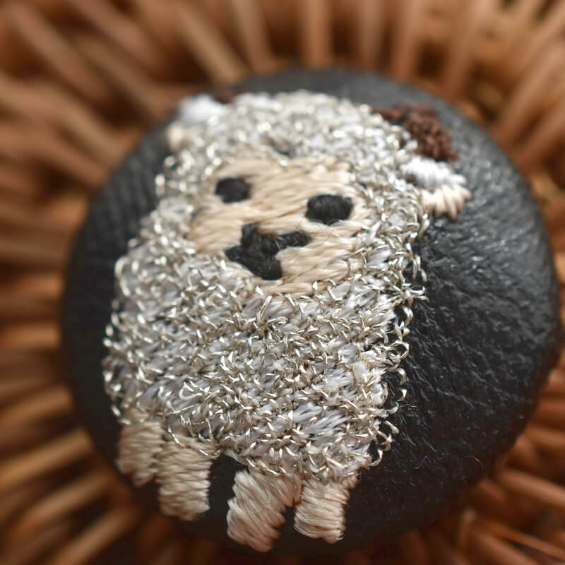 ヒツジくるみボタン刺繍ブローチ/22