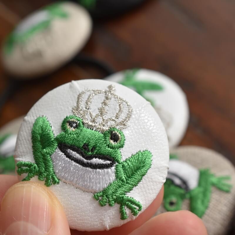 銀カエルKINGくるみボタン刺繍ブローチ/38