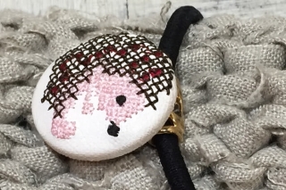 ハリネズミの刺繍くるみボタンをヘアゴム管付きにアレンジしたバリエーション