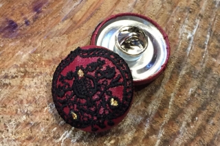 お花の刺繍くるみボタンをピンバッジにアレンジしたサンプル