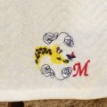 キリンの刺繍図案とイニシャルMを筆記体で刺繍したハンカチプレゼント