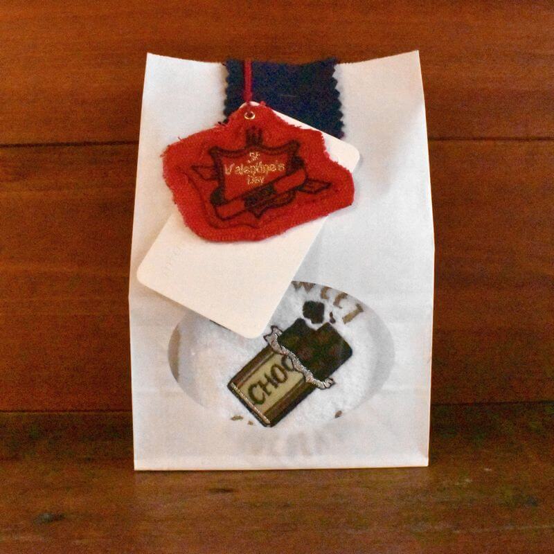 甘くないチョコレート［板チョコの刺繍タオル］菓子袋のラッピングイメージ