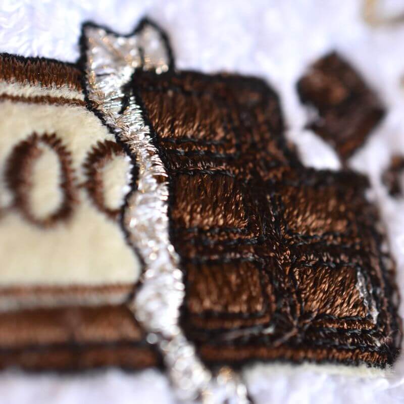 甘くないチョコレート［板チョコの刺繍タオル］剥き出しになったチョコレートの刺繍のアップ