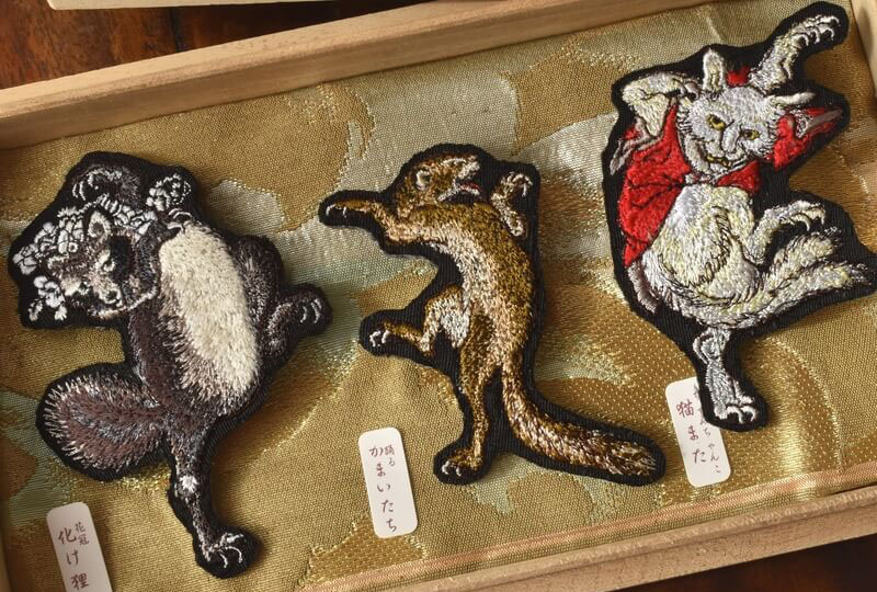 浮世絵を刺繍した踊る妖怪[猫マタ･化け狸･鎌鼬3点セット]の刺繍ブローチ