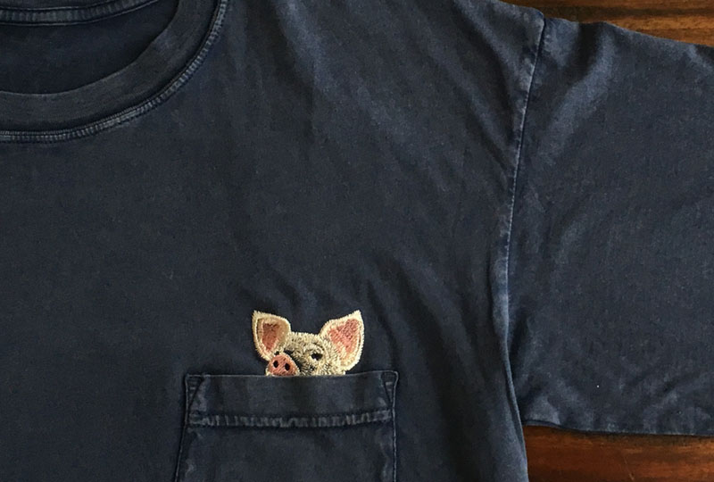 覗き見Ｔシャツ：子ブタのアップ