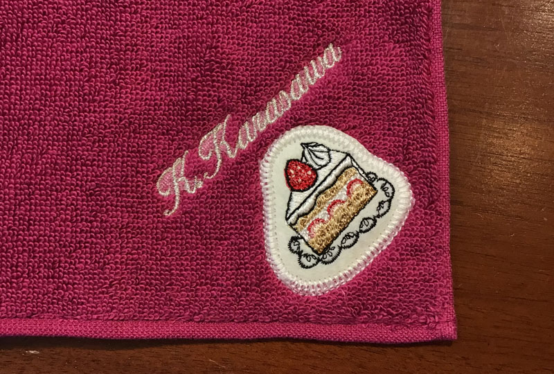 ショートケーキのアップリケとネーム刺繍を組み合わせた刺繍タオルハンカチの制作例