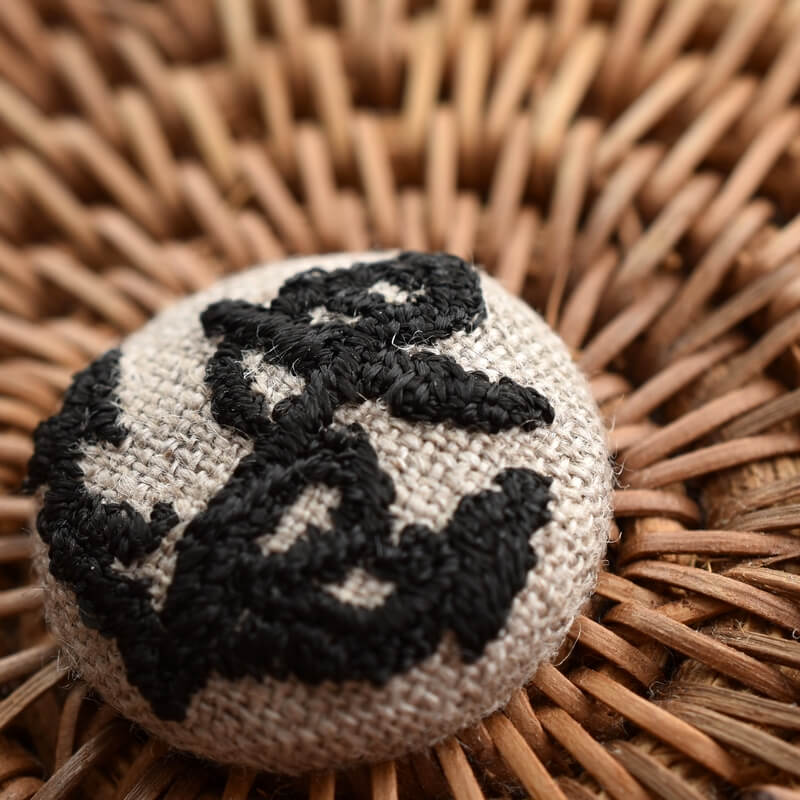 アンカー黒い碇・くるみボタン刺繍ブローチ/22