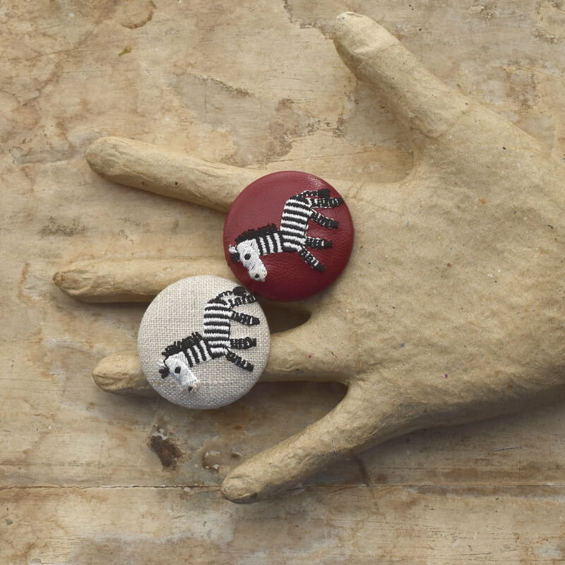 シマウマくるみボタン刺繍ブローチ/38