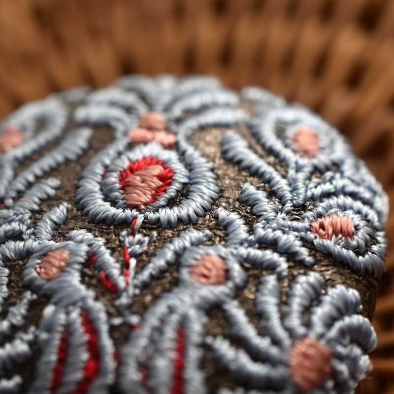 ハンガリー孔雀くるみボタンブルー刺繍ブローチ/29