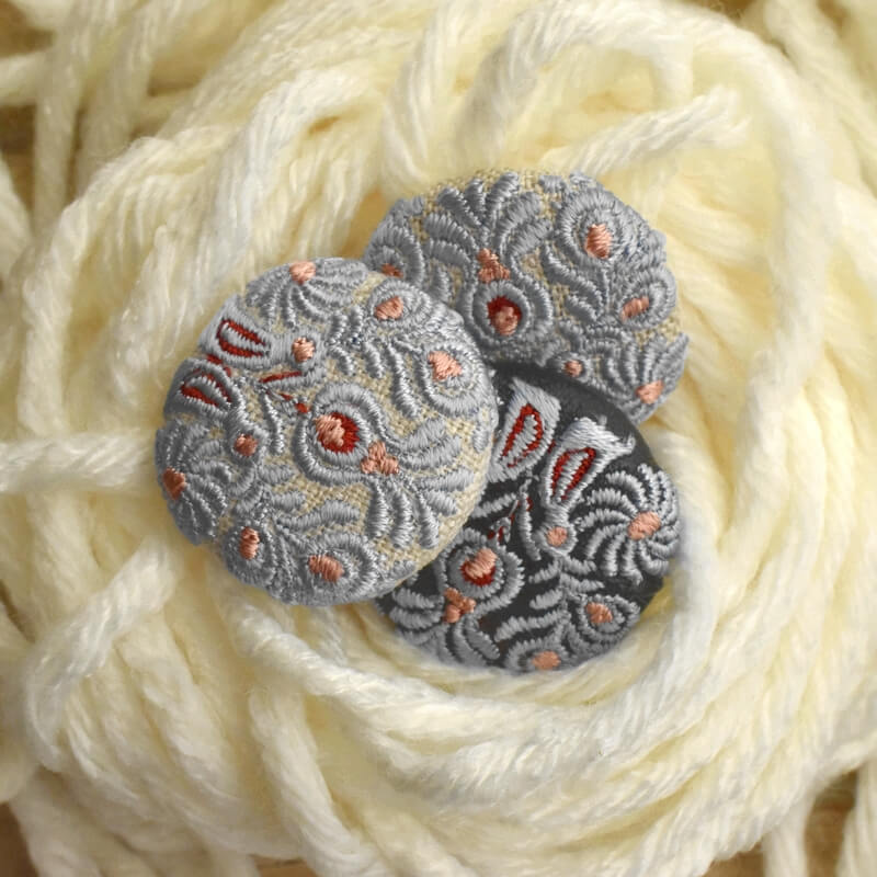 ハンガリー孔雀くるみボタンブルー刺繍ブローチ/29