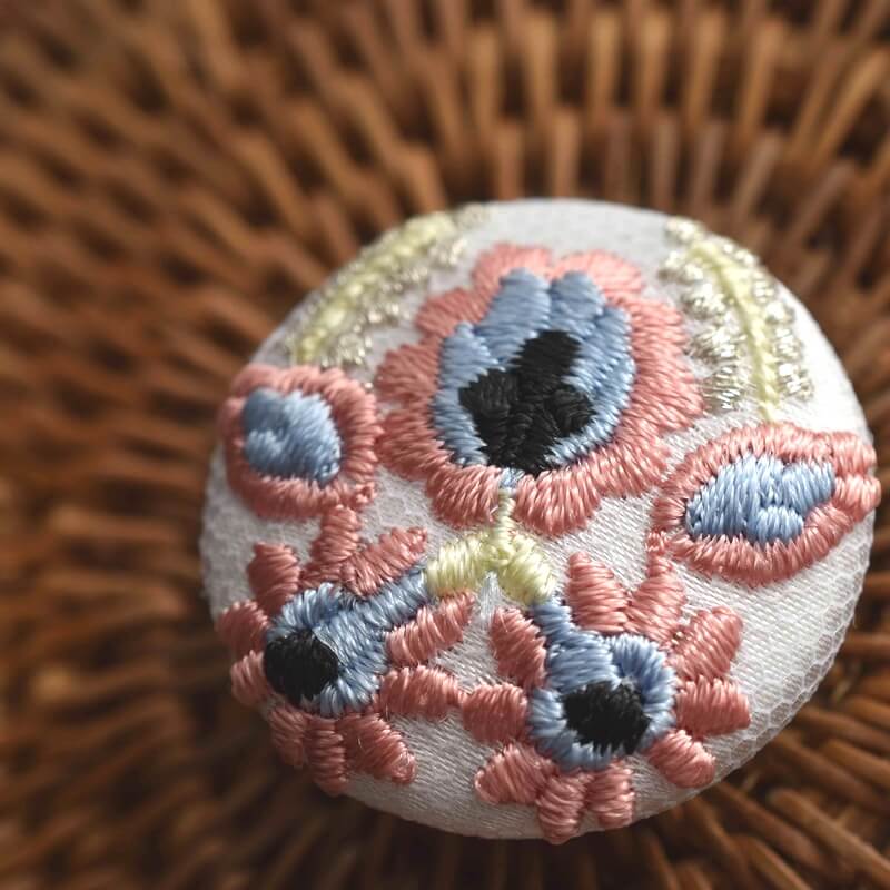 ハンガリー実と花くるみボタン刺繍ブローチ/29