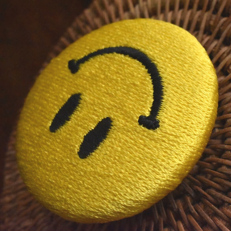 ニコちゃんマーク刺繍のくるみボタン