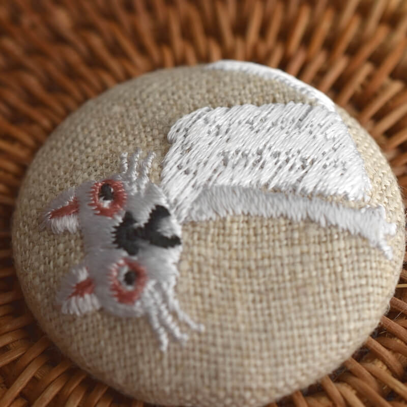 桃色猫へのじくるみボタン刺繍ブローチ/38