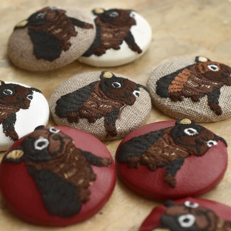 茶色いフレンチブルドックくるみボタン刺繍ブローチ/38