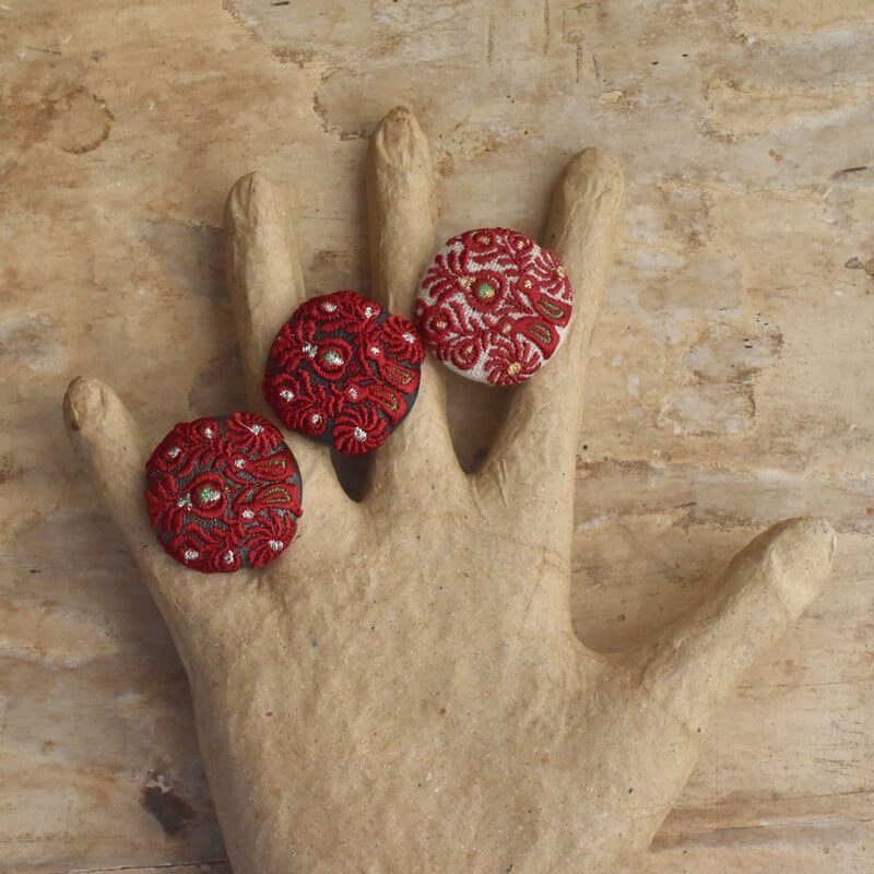 赤ハンガリー孔雀くるみボタンブルー刺繍ブローチ/29