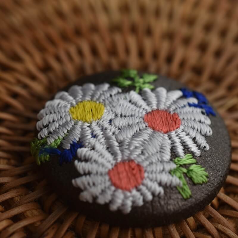マーガレットくるみボタン刺繍ブローチ/29