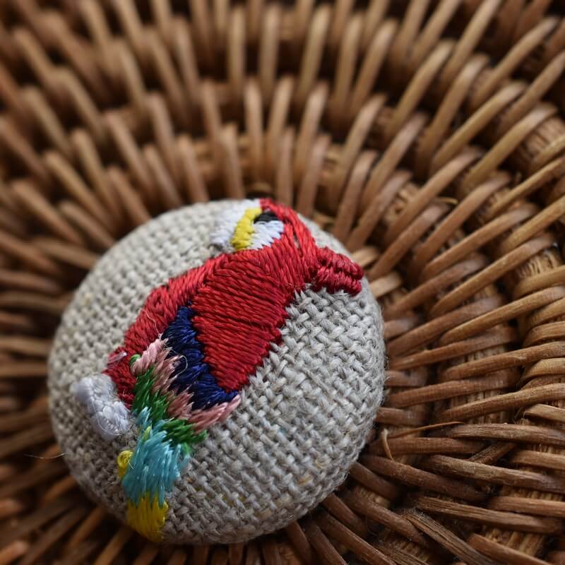 赤いオウム･くるみボタン刺繍ブローチ/22
