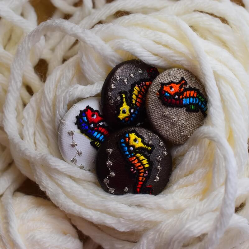 タツノオトシゴ水玉くるみボタン刺繍ブローチ/29