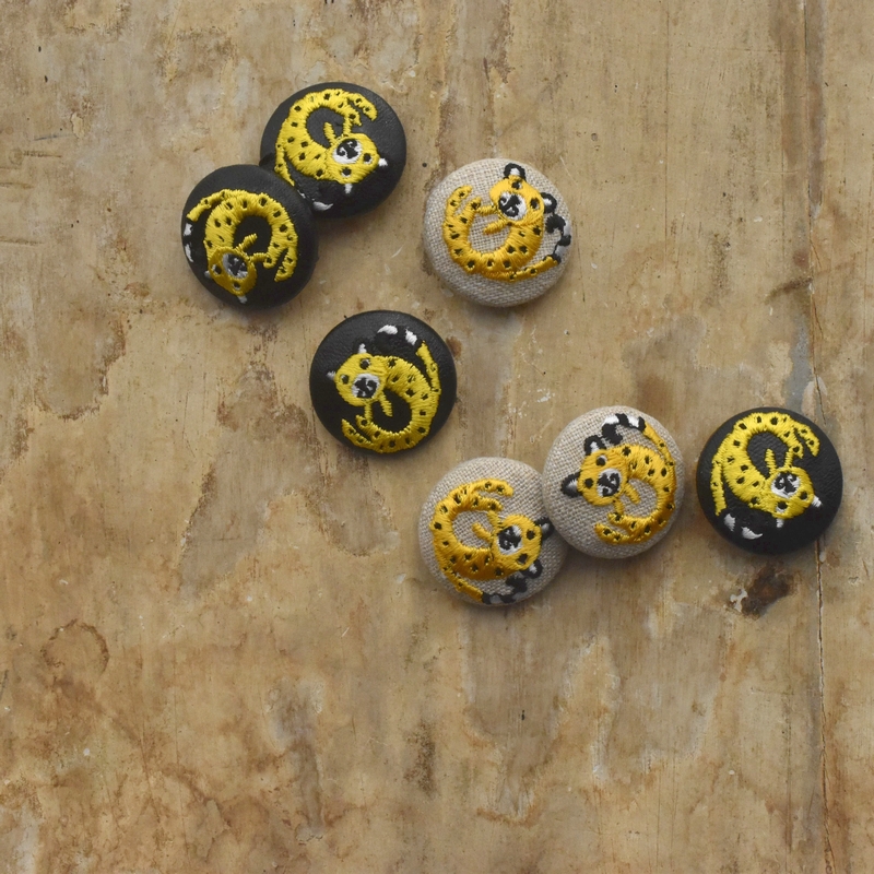 チーターくるみボタン刺繍ブローチ/29