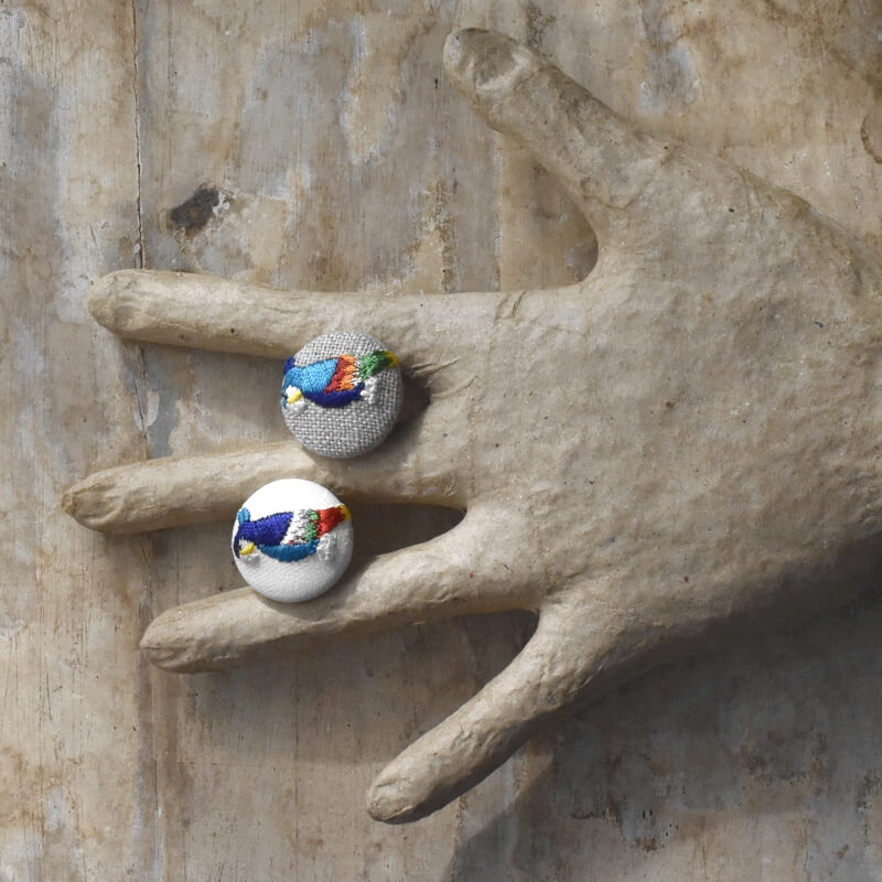 オウム･くるみボタン刺繍ブローチ/22