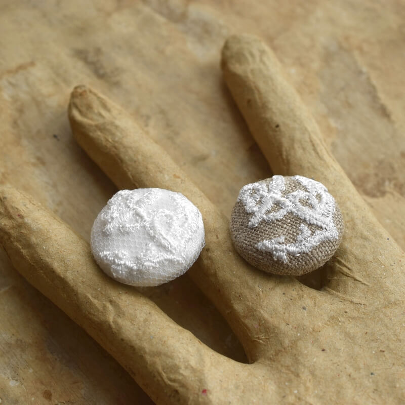 アンカー白い碇･くるみボタン刺繍ブローチ/22