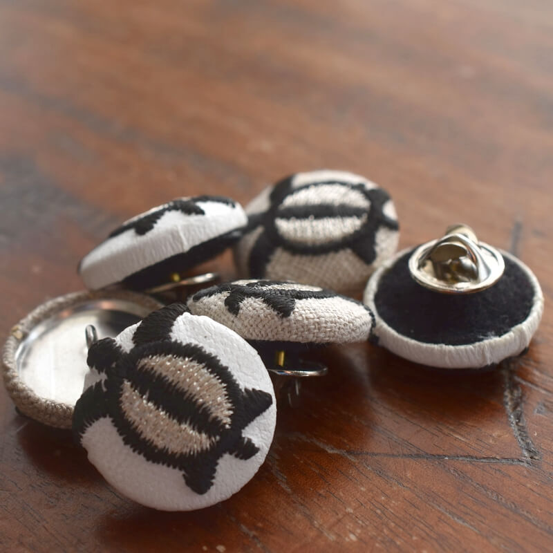 ホヌ海亀くるみボタン刺繍ブローチ/22