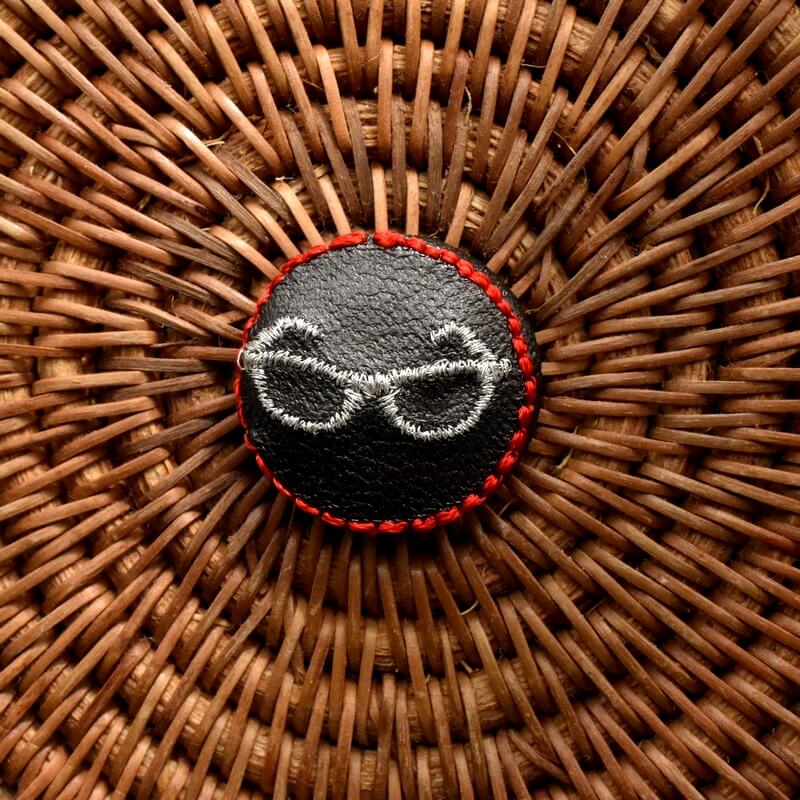 銀ぶちメガネ・くるみボタン刺繍ブローチ/22