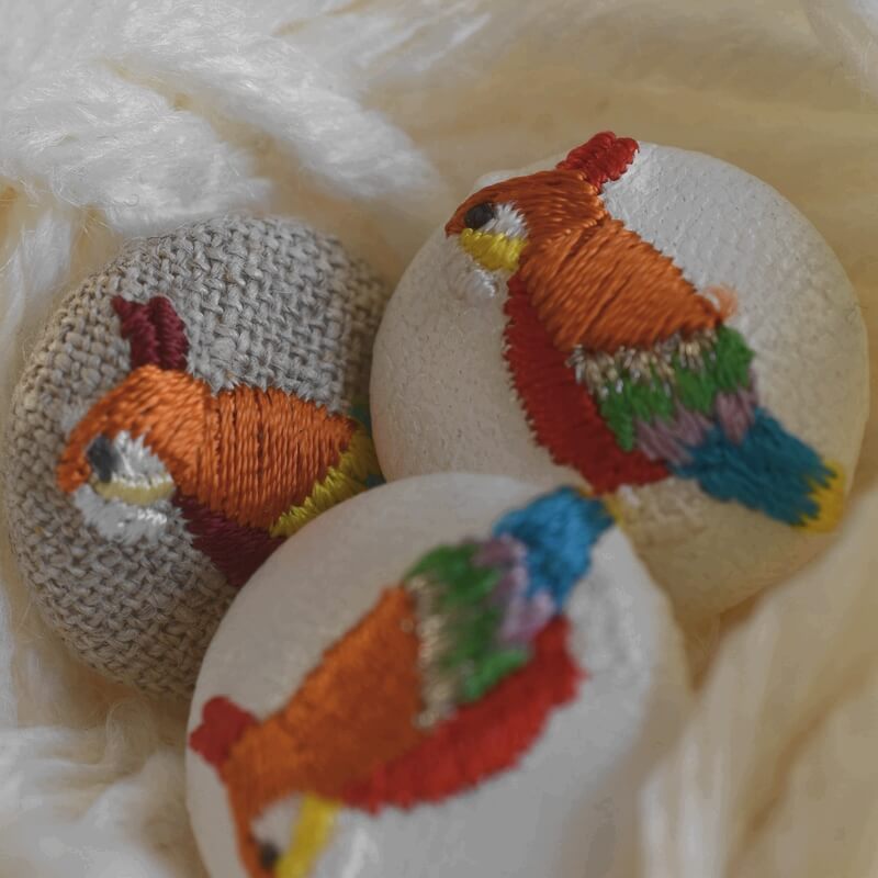 オレンジオウム･くるみボタン刺繍ブローチ/22