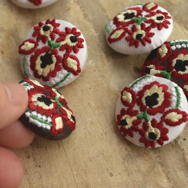 白いハンガリー実と花くるみボタン刺繍ブローチ/29