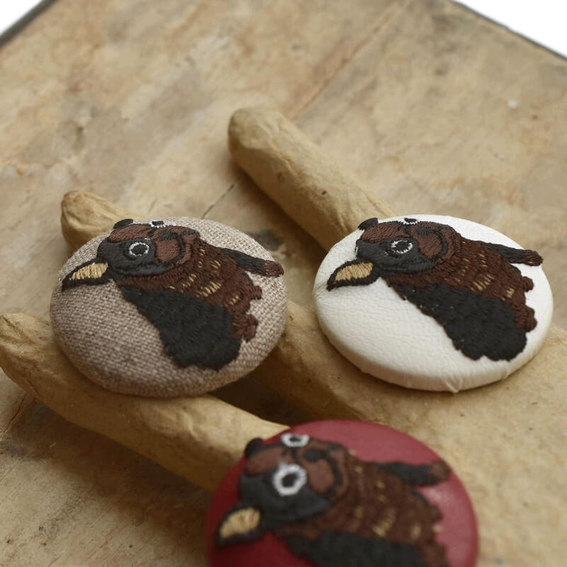 茶色いフレンチブルドックくるみボタン刺繍ブローチ/38