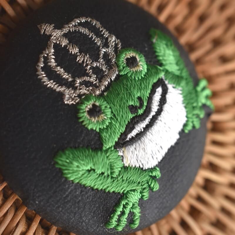 銀カエルKINGくるみボタン刺繍ブローチ/38