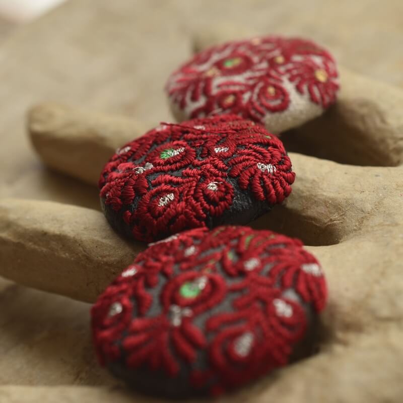 赤ハンガリー孔雀くるみボタンブルー刺繍ブローチ/29