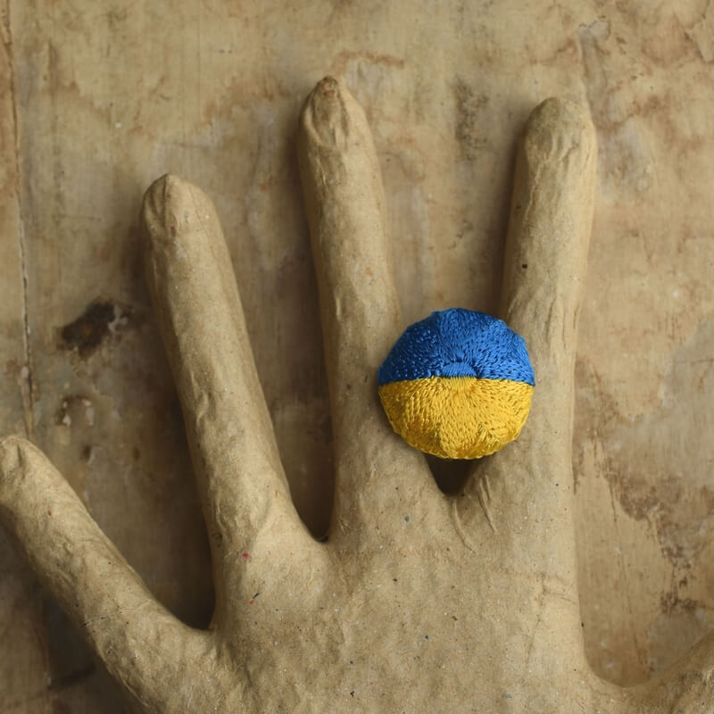 ウクライナ国旗[青黄旗_Ukraine]刺繍のくるみボタン