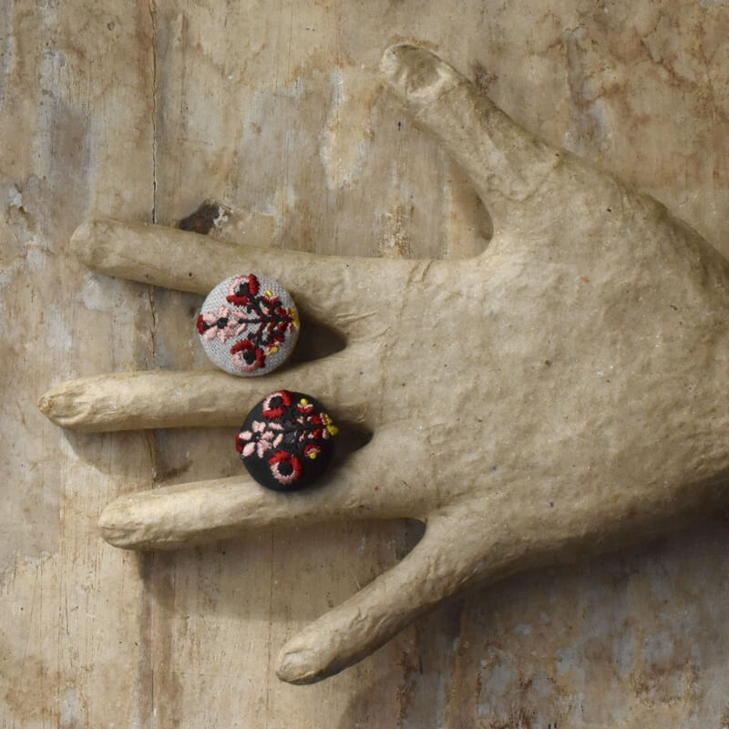 お花3輪ピンクくるみボタン刺繍ブローチ/22