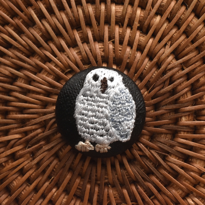 白フクロウくるみボタン刺繍ブローチ/22