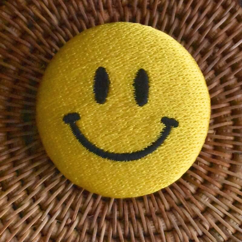 ニコちゃんマーク刺繍のくるみボタン