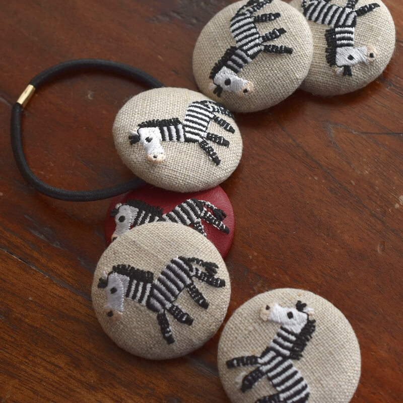 シマウマくるみボタン刺繍ブローチ/38
