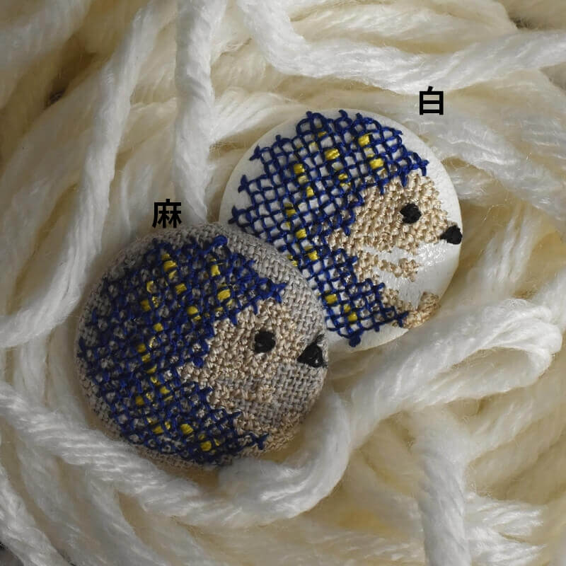 青いハリネズミくるみボタン刺繍ブローチ/29