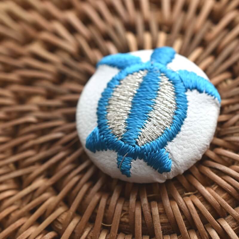 青いホヌ海亀くるみボタン刺繍ブローチ/22