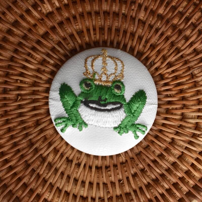 金カエルKINGくるみボタン刺繍ブローチ/38