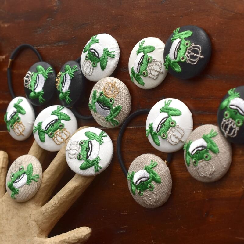 金カエルKINGくるみボタン刺繍ブローチ/38
