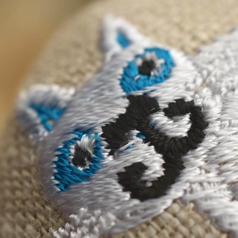 青色猫にやりくるみボタン刺繍ブローチ/38