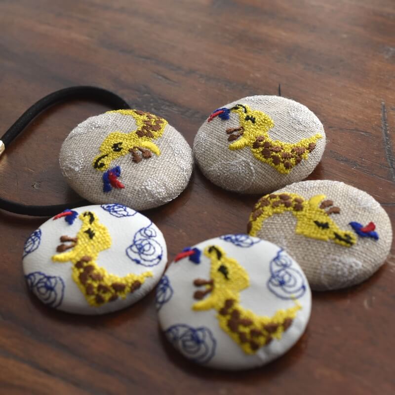 キリンくるみボタン刺繍ブローチ/38