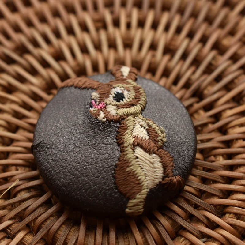 うさぎくるみボタン刺繍ブローチ/29