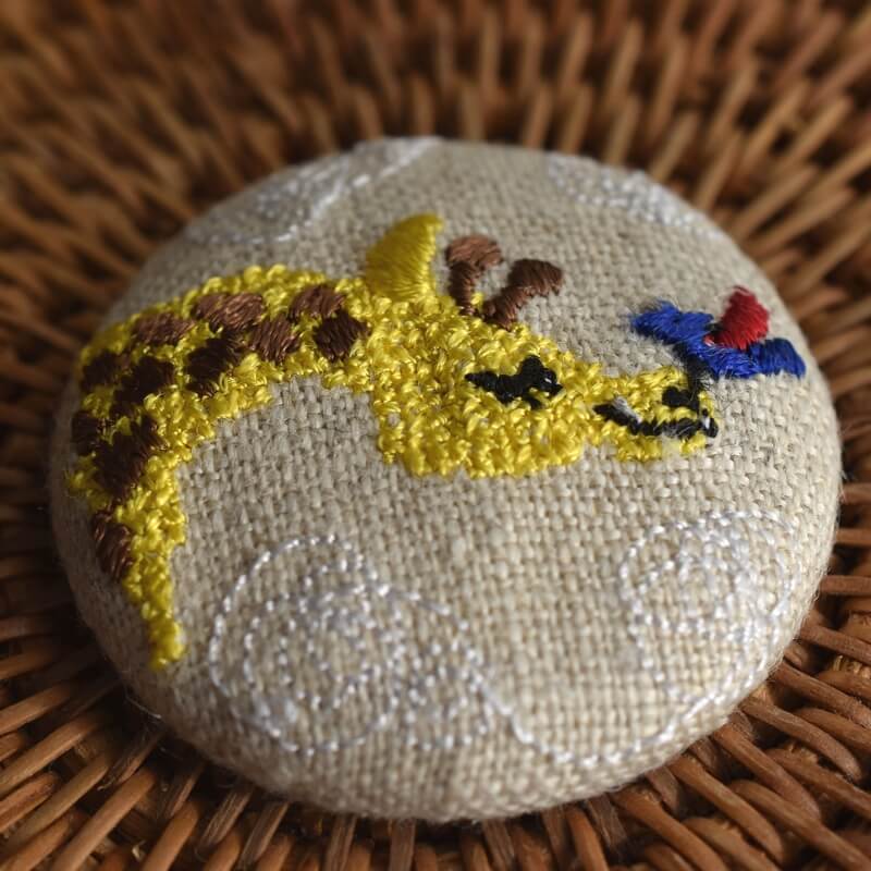 キリンくるみボタン刺繍ブローチ/38
